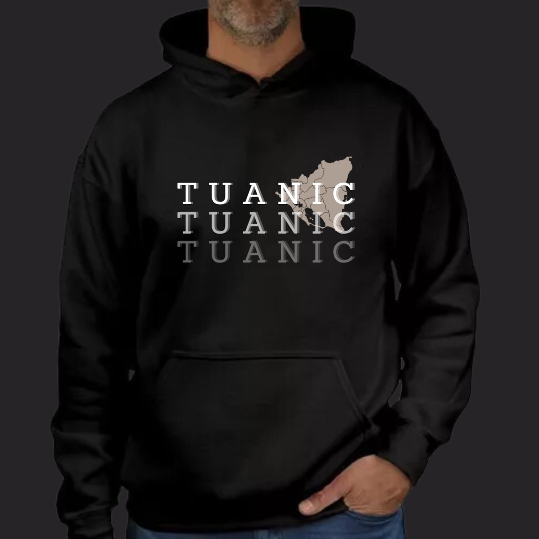 Hoodie negro TUANIC con gráfico cultural